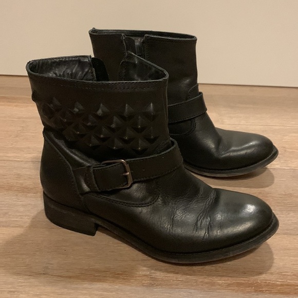 𝅺Shoestock ankle black leather boot with buckle and zipper  size 6 gently used. - Picture 2 of 15